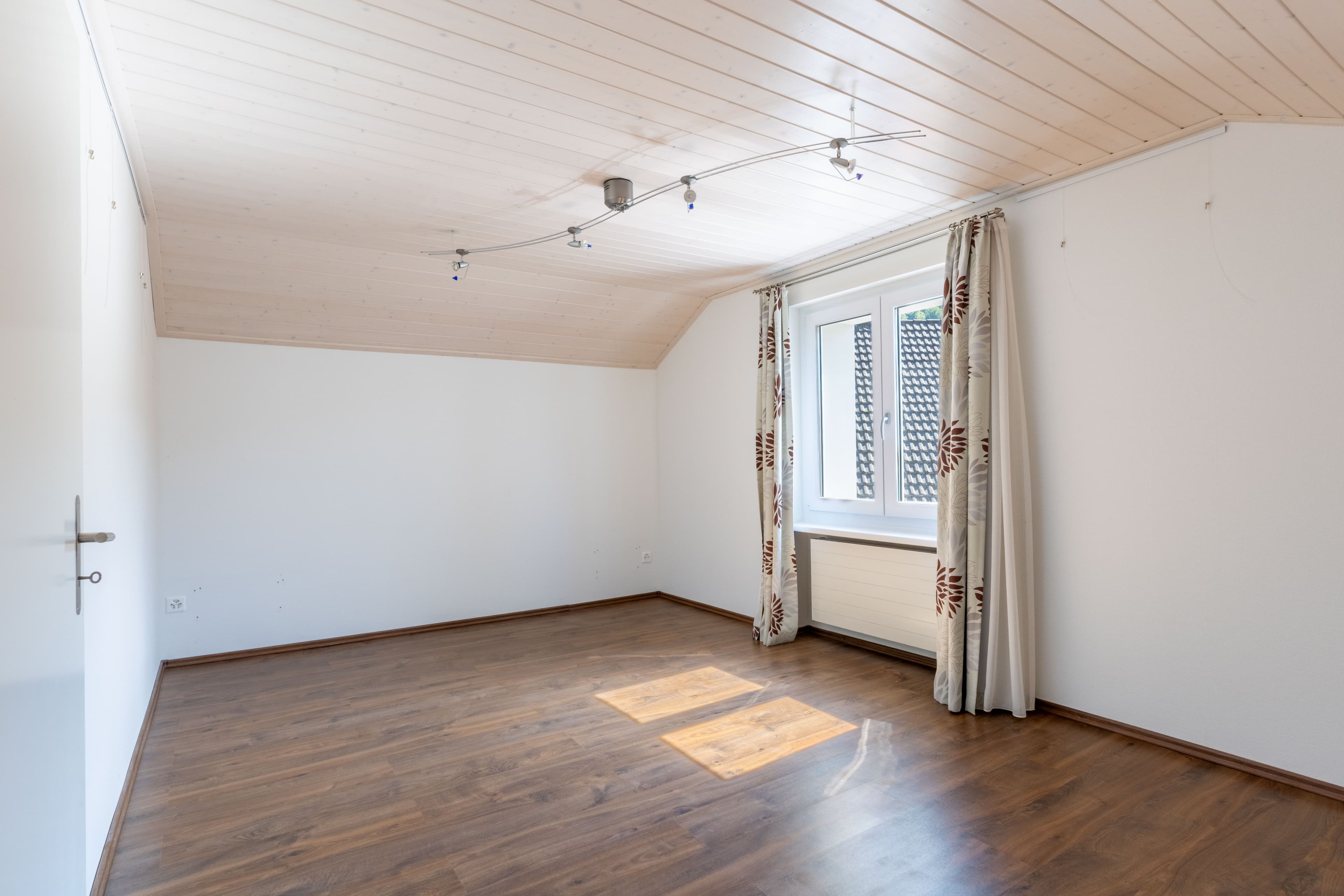 Freistehendes 7-Zimmer Einfamilien- oder Generationenhaus - 9